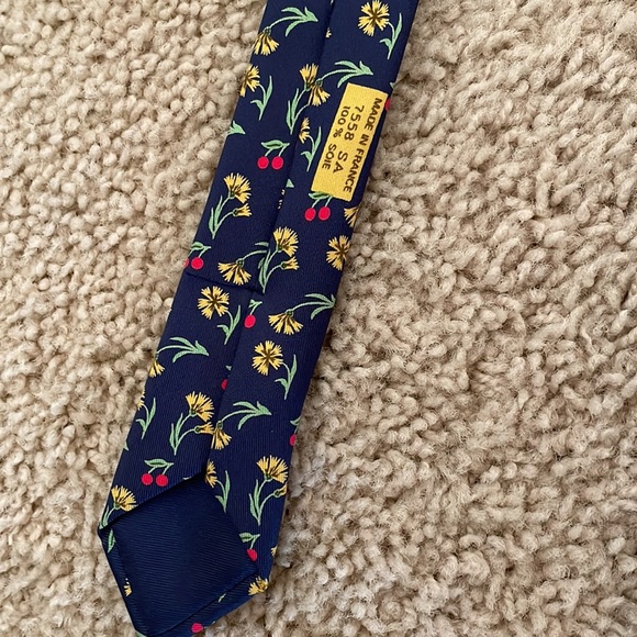 Vintage silk Hermes tie with floral pattern - Picture 3 of 5